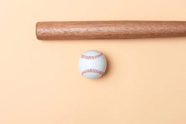 野球のバットとボールをベージュの背景に 水平スポーツのテーマのポスター グリーティングカード ヘッダー ウェブサイトとアプリ — ストック写真