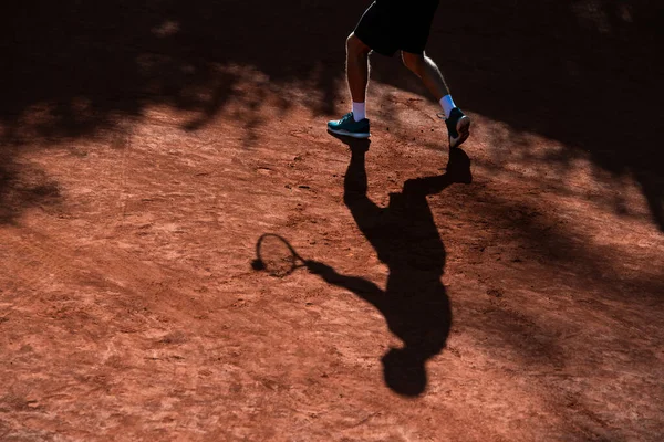 테니스 그림자가 클레이 테니스 코트에 드리워져 있습니다 스포츠 포스터 인사말 — 스톡 사진