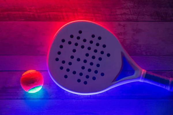 Vit Professionell Paddla Tennis Racket Och Boll Med Neon Belysning — Stockfoto