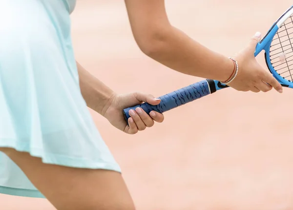 女性テニス選手が活躍中 水平スポーツのテーマのポスター グリーティングカード ヘッダー ウェブサイトとアプリ — ストック写真