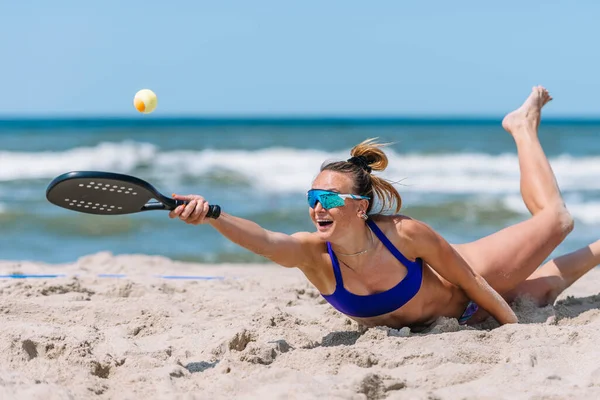 Επαγγελματική Γυναίκα Που Παίζει Τένις Στην Παραλία Επαγγελματική Αθλητική Ιδέα Εικόνα Αρχείου