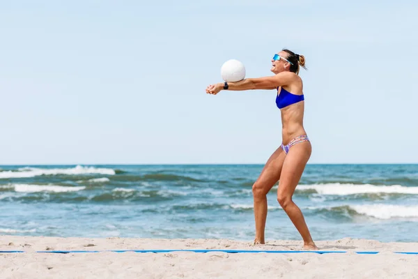 Sahilde Voleybol Oynayan Profesyonel Oyuncu Kadın Yatay Spor Temalı Poster — Stok fotoğraf