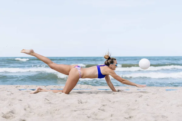 Profesjonalna Kobieta Grająca Siatkówkę Plaży Poziomy Plakat Tematyczny Sportu Kartki — Zdjęcie stockowe