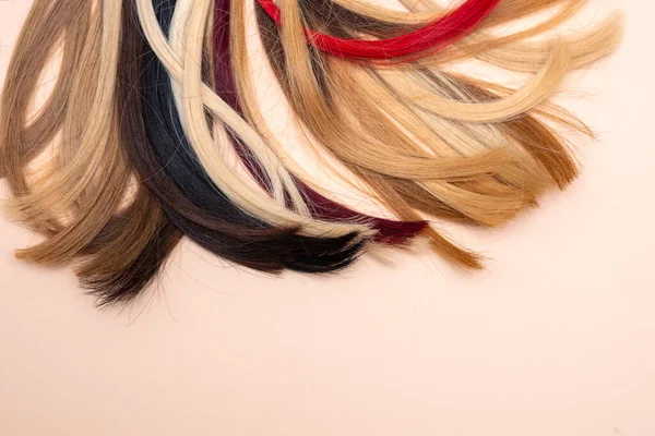 Обладнання Нарощування Волосся Натурального Волосся Зразки Волосся Різних Кольорів Концепція — стокове фото