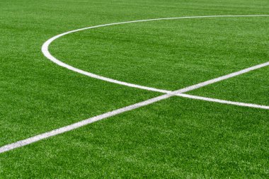 Yeşil sentetik çim spor sahası, yukarıdan beyaz çizgili. Futbol, atıcılık, lakros, rugby, futbol, beyzbol sporu konsepti