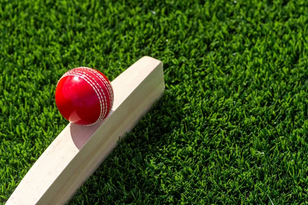 Krikett Ütő Piros Labda Természetes Megvilágítással Zöld Füvön Horizontális Sport Stock Kép