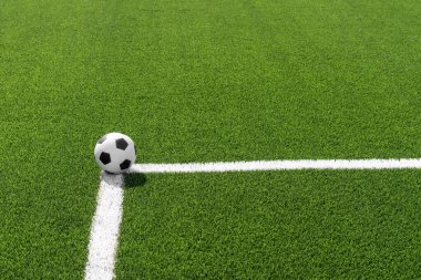 Siyah beyaz futbol ve futbol sahada. Yatay spor temalı poster, tebrik kartları, başlıklar, web sitesi ve uygulama