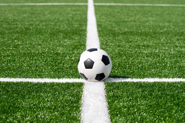 Siyah beyaz futbol ve futbol sahada. Yatay spor temalı poster, tebrik kartları, başlıklar, web sitesi ve uygulama