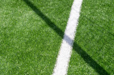 Yeşil sentetik çim spor sahası, yukarıdan beyaz çizgili. Futbol, atıcılık, lakros, rugby, futbol, beyzbol sporu konsepti