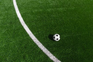 Siyah beyaz futbol ve futbol sahada. Yatay spor temalı poster, tebrik kartları, başlıklar, web sitesi ve uygulama