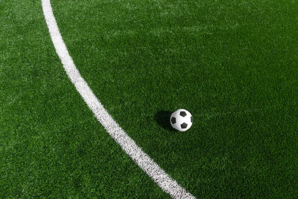 Siyah beyaz futbol ve futbol sahada. Yatay spor temalı poster, tebrik kartları, başlıklar, web sitesi ve uygulama