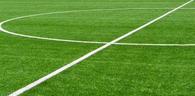 Yeşil sentetik çim spor sahası, yukarıdan beyaz çizgili. Futbol, atıcılık, lakros, rugby, futbol, beyzbol sporu konsepti