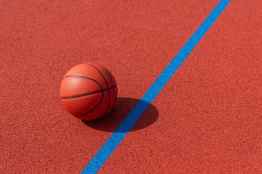 Turuncu spor salonunun mavi çizgili yeni turuncu basketbol sahası. Yatay spor temalı poster, tebrik kartları, başlıklar, web sitesi ve uygulama