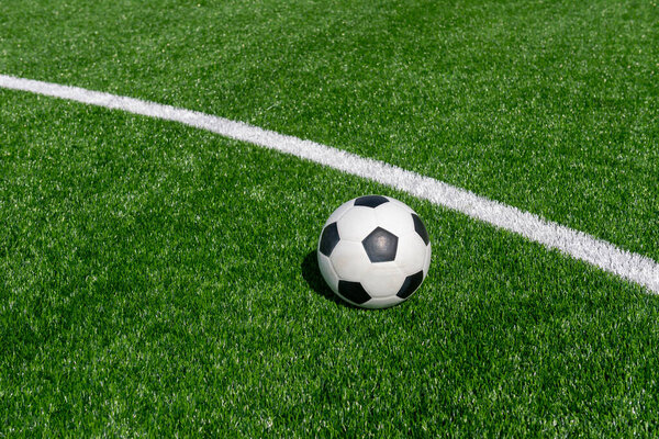 Черно-белый футбол и футбольный мяч в поле. Горизонтальный плакат спортивной тематики, поздравительные открытки, заголовки, веб-сайт и приложение
