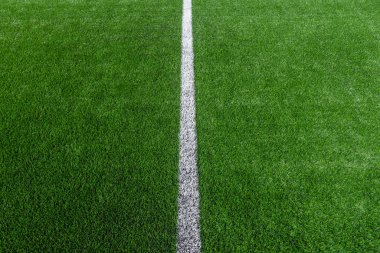 Yeşil sentetik çim spor sahası, yukarıdan beyaz çizgili. Futbol, atıcılık, lakros, rugby, futbol, beyzbol sporu konsepti