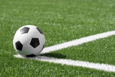 Siyah beyaz futbol ve futbol sahada. Yatay spor temalı poster, tebrik kartları, başlıklar, web sitesi ve uygulama