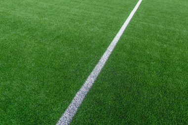 Yeşil sentetik çim spor sahası, yukarıdan beyaz çizgili. Futbol, atıcılık, lakros, rugby, futbol, beyzbol sporu konsepti
