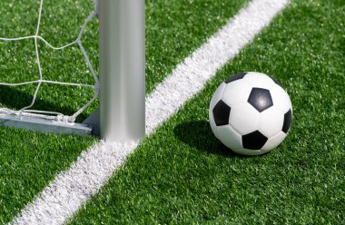 Siyah beyaz futbol ve futbol sahada. Yatay spor temalı poster, tebrik kartları, başlıklar, web sitesi ve uygulama