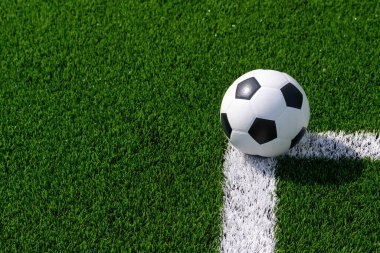 Siyah beyaz futbol ve futbol sahada. Yatay spor temalı poster, tebrik kartları, başlıklar, web sitesi ve uygulama