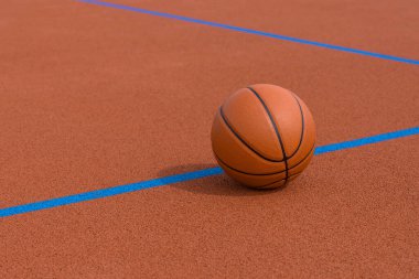 Turuncu spor salonunun mavi çizgili yeni turuncu basketbol sahası. Yatay spor temalı poster, tebrik kartları, başlıklar, web sitesi ve uygulama