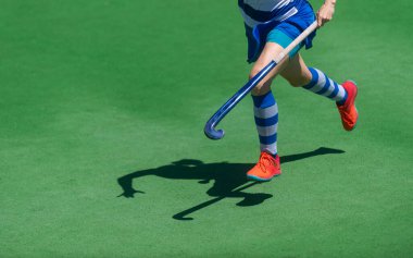 Saha hokeyi oyuncusu, topu takım arkadaşına paslamaya hazır. Yatay spor temalı poster, tebrik kartları, başlıklar, web sitesi ve uygulama