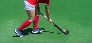 Saha hokeyi oyuncusu, topu takım arkadaşına paslamaya hazır. Yatay spor temalı poster, tebrik kartları, başlıklar, web sitesi ve uygulama