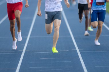 Grup erkek sporcuları orta mesafe koşusu yaparlar. Yatay spor temalı poster, tebrik kartları, başlıklar, web sitesi ve uygulama