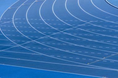 Mavi pist ve saha şeritleri. Bir atletizm stadyumunda koşu şeritleri. Yatay spor temalı poster, tebrik kartları, başlıklar, web sitesi ve uygulama