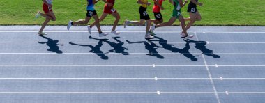 Grup erkek sporcuları orta mesafe koşusu yaparlar. Yatay spor temalı poster, tebrik kartları, başlıklar, web sitesi ve uygulama