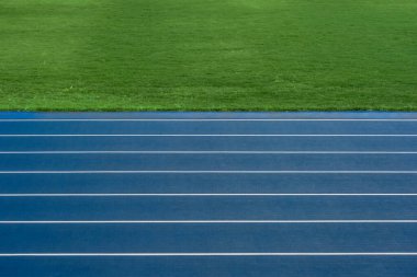 Mavi pist ve saha şeritleri. Bir atletizm stadyumunda koşu şeritleri. Yatay spor temalı poster, tebrik kartları, başlıklar, web sitesi ve uygulama