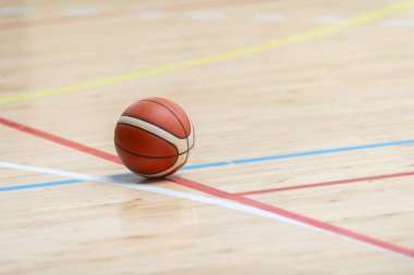 Ahşap zeminde arka plan olarak bir basketbol topu. Takım spor konsepti