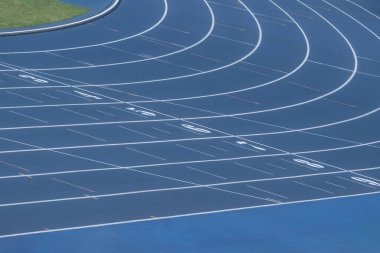 Mavi pist ve saha şeritleri. Bir atletizm stadyumunda koşu şeritleri. Yatay spor temalı poster, tebrik kartları, başlıklar, web sitesi ve uygulama