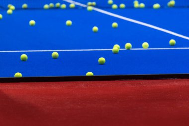 Mavi kortta raket tenis ve tenis topları. Yatay spor posteri, tebrik kartları, başlıklar, websitesi