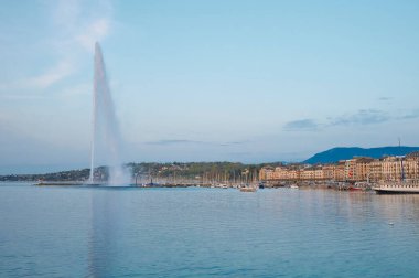 Jet 'deau Fountain ve Cenevre Gölü' nün günbatımında, İsviçre