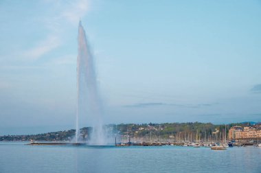 Jet 'deau Fountain ve Cenevre Gölü' nün günbatımında, İsviçre