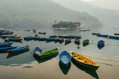 Phewa Gölü çevresinde bir manzara. Nepal 'in Pokhara şehrinde yer alan göl. Turistler ve yerel halk için tekne gezisi gibi dinlenme ve dinlenme aktiviteleri için popüler bir cazibe..