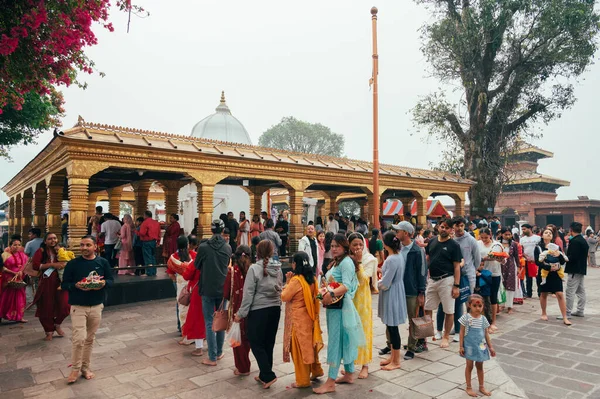 Pokhara, Nepal - 15 Nisan 2023: Nepal halkı, Navavarsha 'yı (Nepalli Yeni Yıl Etkinliği) kutlamak ve tanrılarına dua etmek için Pokhara' daki Bindhyabasini Tapınağı 'nda toplandı..