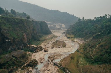 Pokhara yakınlarındaki ünlü Bhalam asma köprüsü Seti nehir kıyısını nefes kesen bir manzara sunarak turistleri manzaraya hayran bırakıyor..