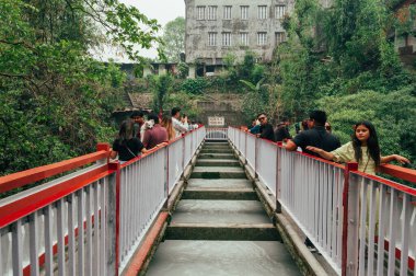 Pokhara, Nepal - 15 Nisan 2023: Nepal 'in Pokhara kentindeki ünlü bir turizm merkezi olan Seti Nehri Boğazı' nı ziyaret eden turistler ve Nepalliler