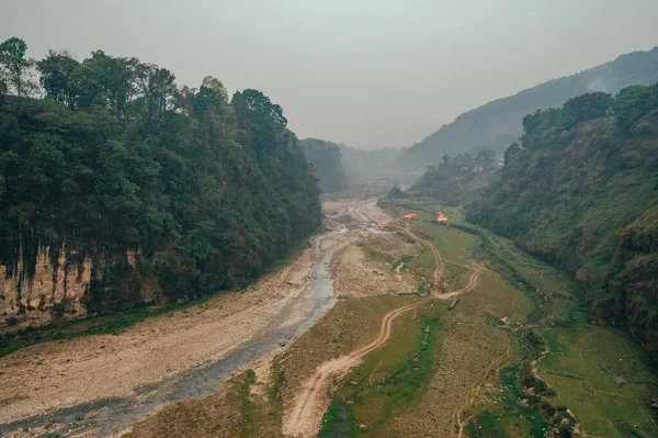 Pokhara yakınlarındaki ünlü Bhalam asma köprüsü Seti nehir kıyısını nefes kesen bir manzara sunarak turistleri manzaraya hayran bırakıyor..