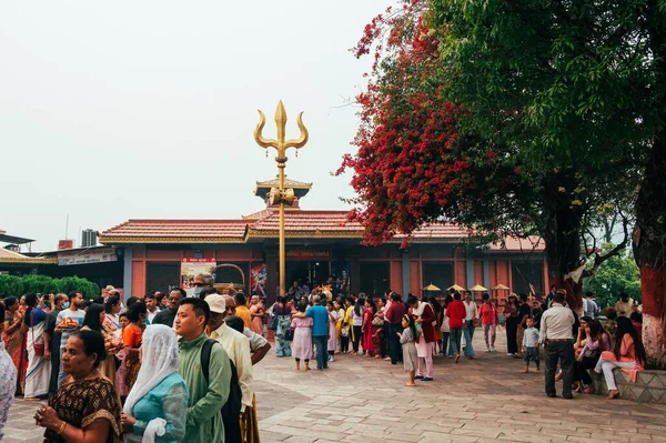 Pokhara Nepál Ápr 2023 Nepáli Emberek Gyülekeznek Bindhyabasini Templomban Pokharában — Stock Fotó