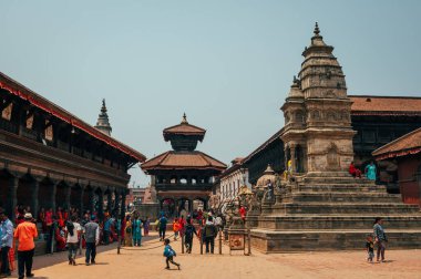Bhaktapur, Nepal - 16 Nisan 2023: Bhaktapur Durbar Meydanı çevresindeki bir manzara, eski bir kraliyet sarayı kompleksi ve UNESCO Dünya Mirası Bhaktapur, Nepal