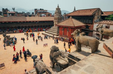 Bhaktapur, Nepal - 16 Nisan 2023: Bhaktapur Durbar Meydanı çevresindeki bir manzara, eski bir kraliyet sarayı kompleksi ve UNESCO Dünya Mirası Bhaktapur, Nepal
