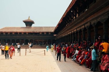 Bhaktapur, Nepal - 16 Nisan 2023: Biska Jatra (Bisket Jatra) festivali veya Nepal 'in Bhaktapur kentinde Yeni Yıl kutlamaları