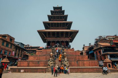 Bhaktapur, Nepal - 16 Nisan 2023: Bhaktapur Durbar Meydanı çevresindeki bir manzara, eski bir kraliyet sarayı kompleksi ve UNESCO Dünya Mirası Bhaktapur, Nepal