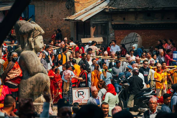 2023年4月16日 ネパールのバクタプルでビスカ ジャトラ ビスケット ジャトラ 祭りやネパールの新年を祝う地元の人々 — ストック写真