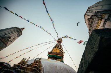 Swayambhunath Tapınağı 'nın etrafındaki bir manzara, Nepal' deki Katmandu Vadisi 'ndeki bir tepenin üzerindeki antik bir dini kompleks.