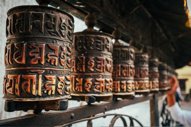 Swayambhunath tapınağında dua eden tekerlekler, Nepal 'deki Katmandu Vadisi' ndeki bir tepenin tepesinde antik bir dini kompleks.