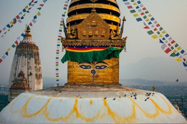 Swayambhunath Tapınağı 'nın etrafındaki bir manzara, Nepal' deki Katmandu Vadisi 'ndeki bir tepenin üzerindeki antik bir dini kompleks.