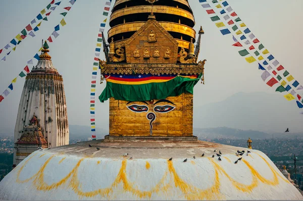 Swayambhunath Tapınağı 'nın etrafındaki bir manzara, Nepal' deki Katmandu Vadisi 'ndeki bir tepenin üzerindeki antik bir dini kompleks.